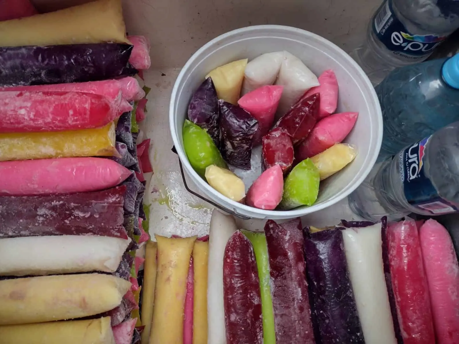 Los bolis de todos los sabores son preparados para que los clientes mitiguen el calor de Navolato.