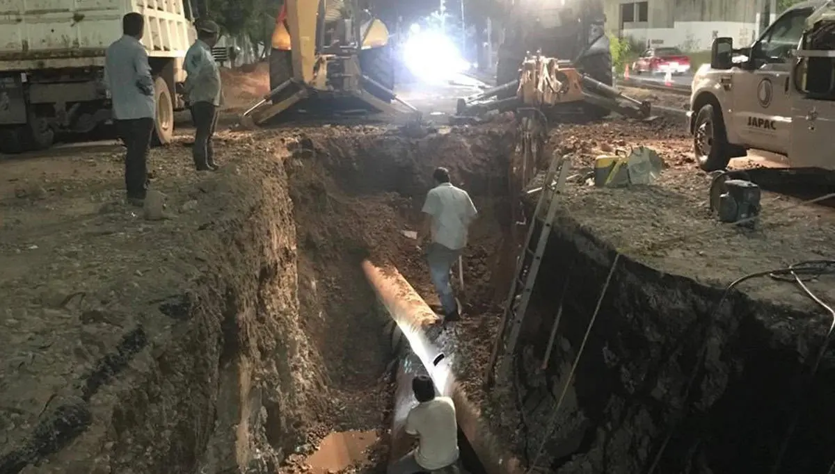 Trabajadores de JAPAC realizan reparación de fuga.