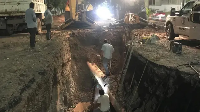 Trabajadores de JAPAC realizan reparación de fuga.