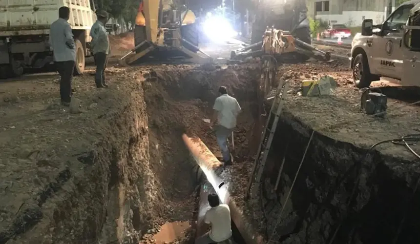 Trabajadores de JAPAC realizan reparación de fuga.