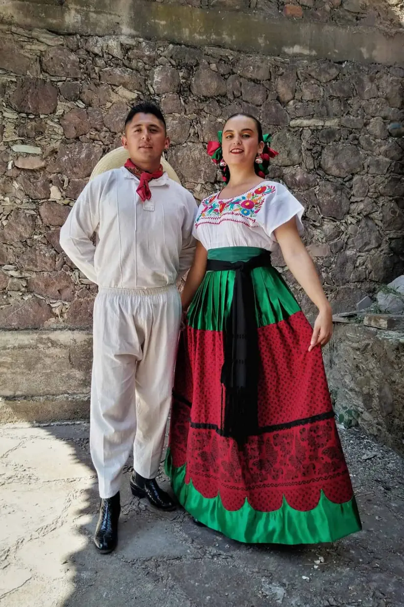 Traje típico de Guanajuato de mujeres y hombres