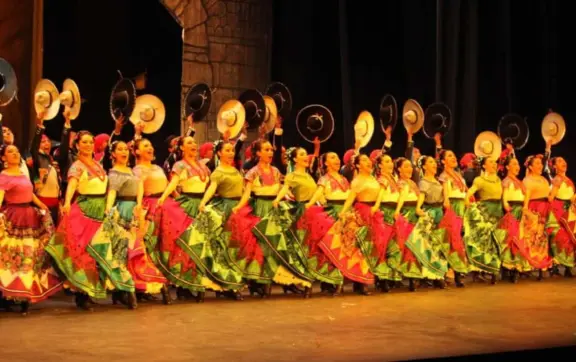 ¿Cuáles son los trajes típicos de Guanajuato para hombre y mujer?