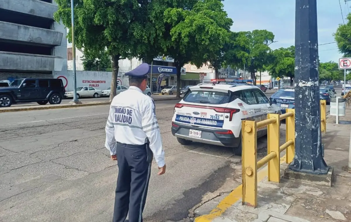 Elementos de tránsito participan en un operativo de proximidad vial en Culiacán. Foto: Cortesía