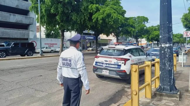Elementos de tránsito participan en un operativo de proximidad vial en Culiacán. Foto: Cortesía