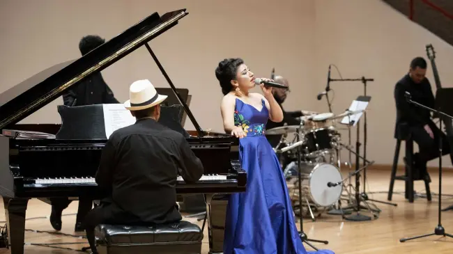 María Reyna cantando | Imagen: cortesía