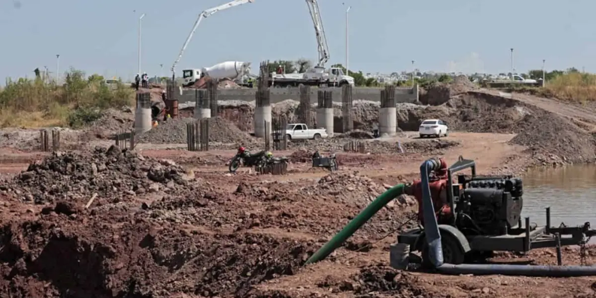 Autoridades revisan los avaneces de la construcción del puente y paso deprimido en Culiacán. Foto: Cortesía