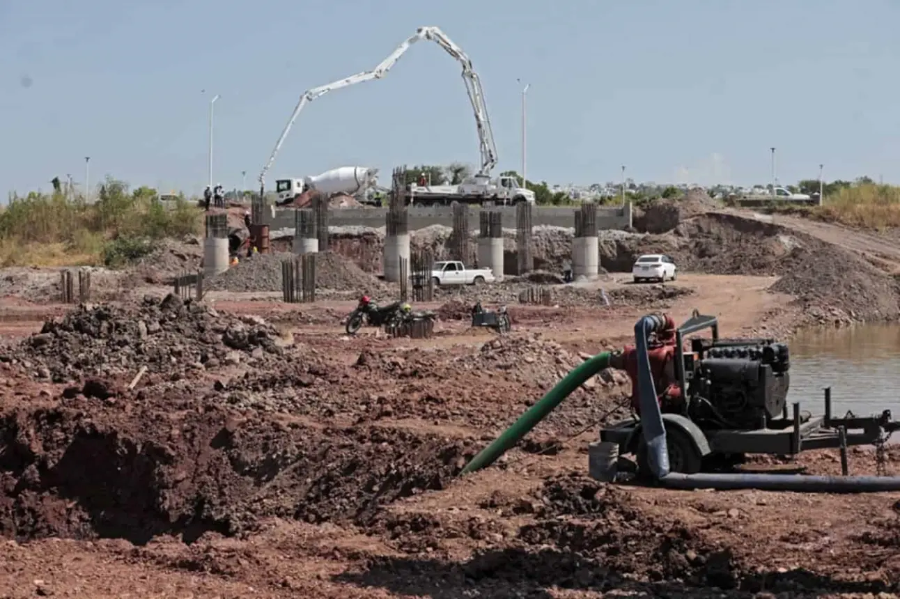 Autoridades revisan los avaneces de la construcción del puente y paso deprimido en Culiacán. Foto: Cortesía