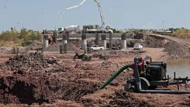 Autoridades revisan los avaneces de la construcción del puente y paso deprimido en Culiacán. Foto: Cortesía
