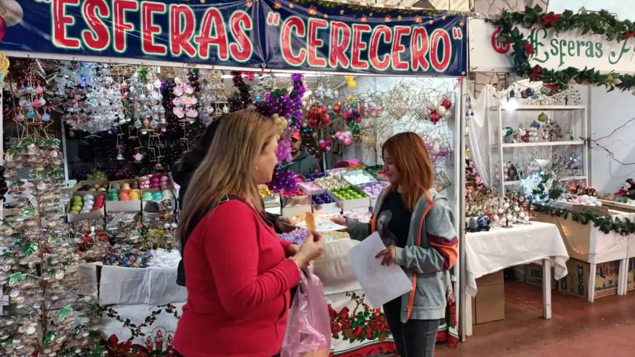 La Feria de la Esfera de Tlalpujahua 2024, con decenas de stands de venta de productos navideños. Foto: Cortesía