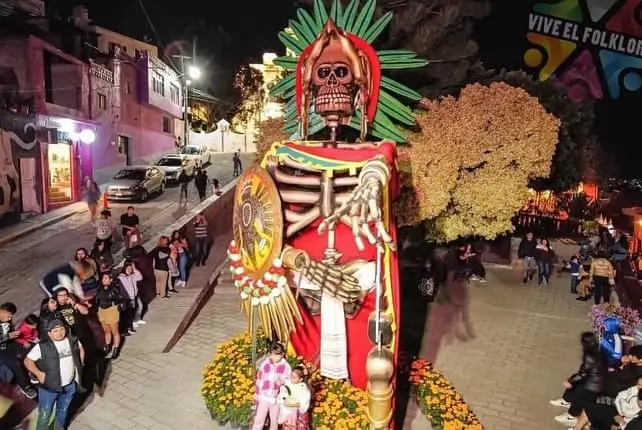 Figuras gigantes en el Festival Valle de Catrinas 2024 de Atlixco, Puebla.