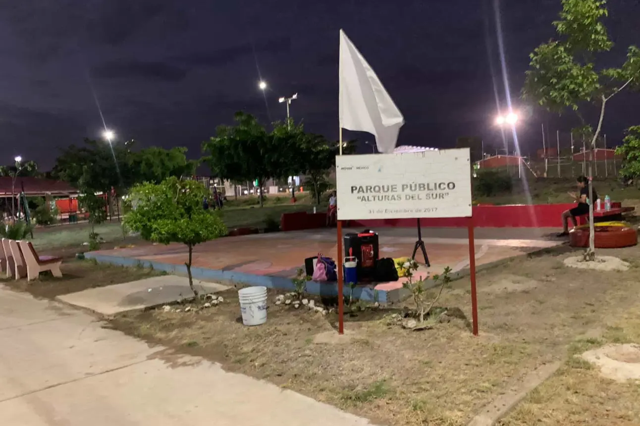 En la explanada de la clase de Dance Kids en el Parque de La Palapa, las niñas exigieron una ciudad en paz al levantar la bandera blanca.  Foto: Cortesía.