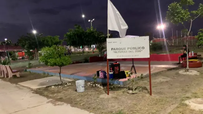 En la explanada de la clase de Dance Kids en el Parque de La Palapa, las niñas exigieron una ciudad en paz al levantar la bandera blanca. Foto: Cortesía.
