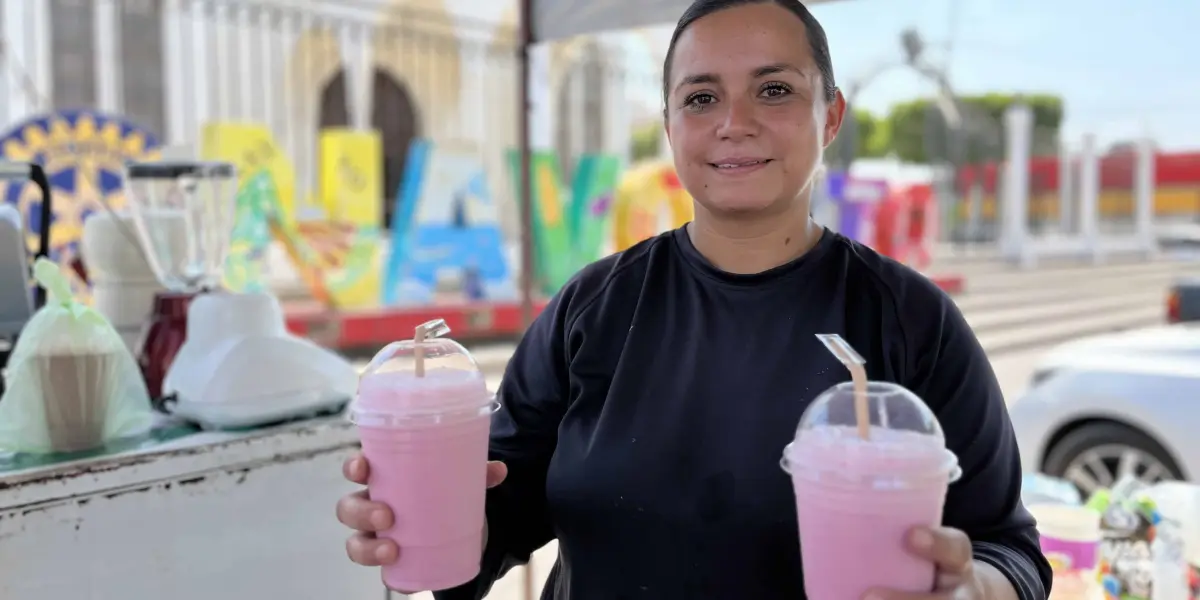 Paola Sherem Mazo esl la mujer que vende jugos y sandwiches en las afueras de la Parroquia de San Francisco de Asís en Navolato.