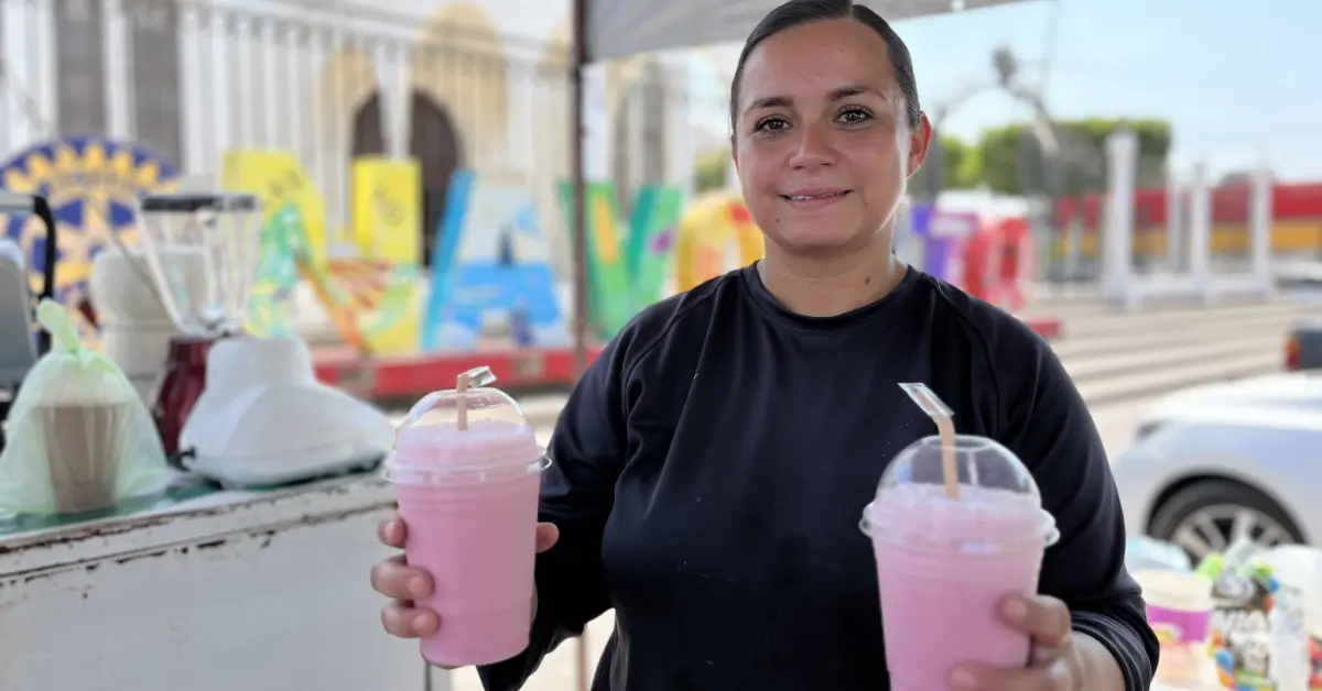 Paola es ejemplo de trabajo en su puesto de jugos afuera de la Iglesia de San Francisco de Asís en Navolato