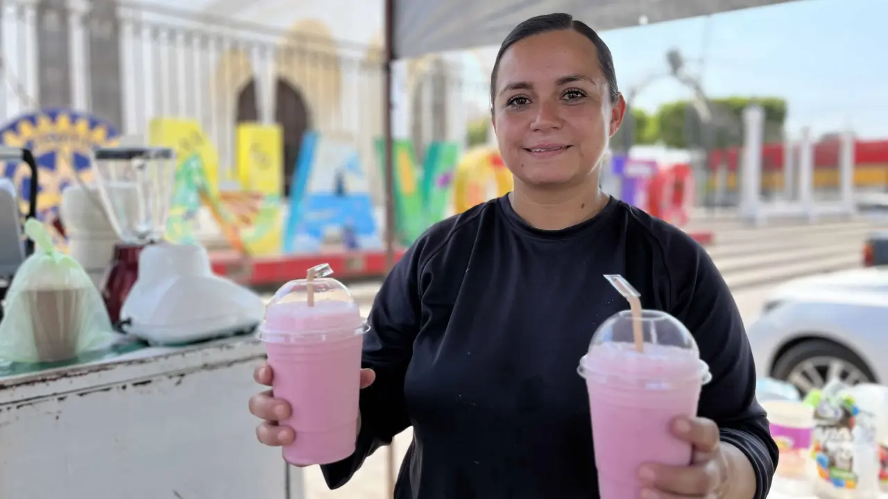 Paola Sherem Mazo esl la mujer que vende jugos y sandwiches en las afueras de la Parroquia de San Francisco de Asís en Navolato.