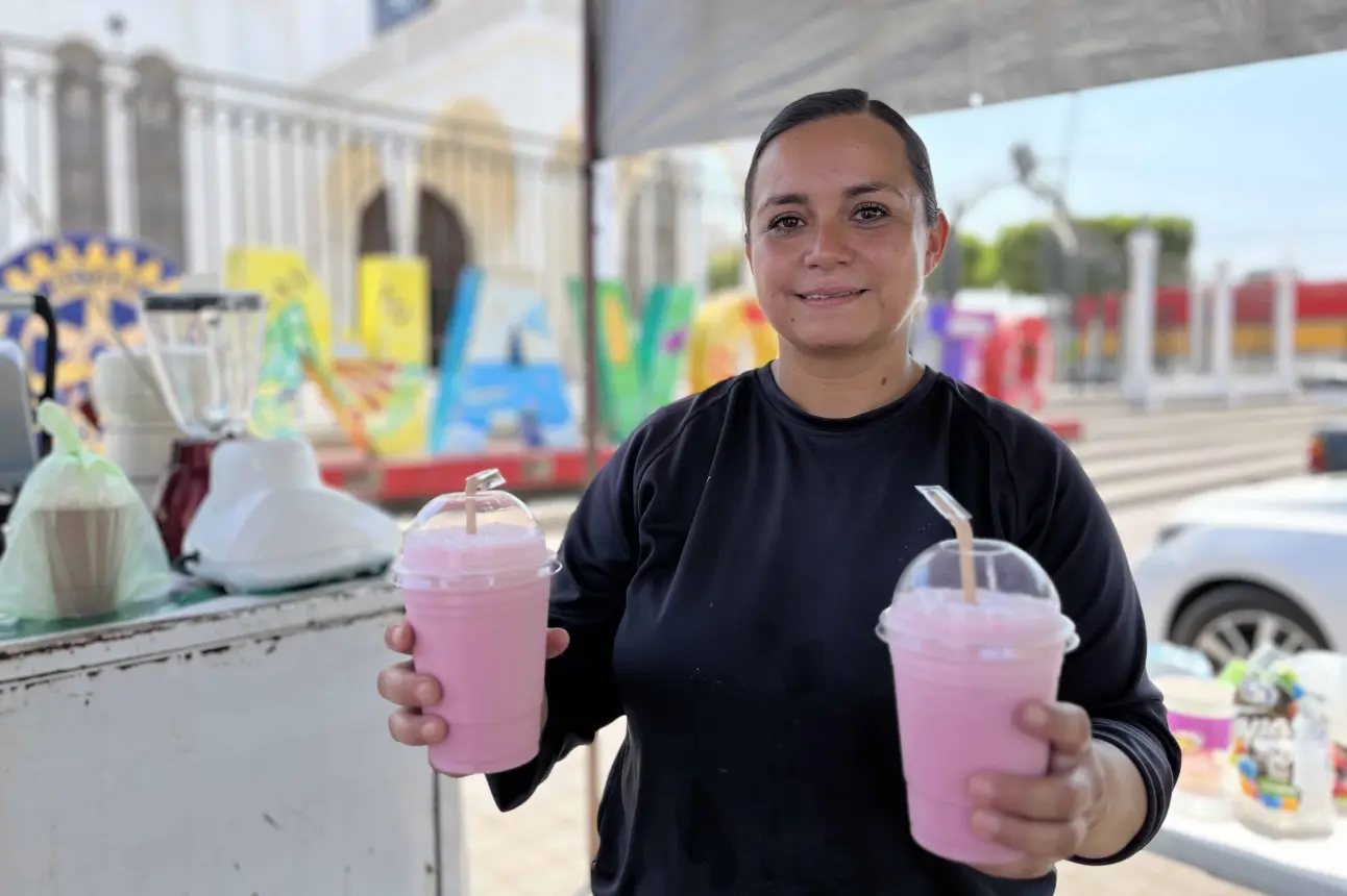 Paola Sherem Mazo esl la mujer que vende jugos y sandwiches en las afueras de la Parroquia de San Francisco de Asís en Navolato.