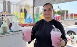 Paola es ejemplo de trabajo en su puesto de jugos afuera de la Iglesia de San Francisco de Asís en Navolato