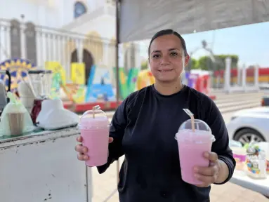 Paola es ejemplo de trabajo en su puesto de jugos afuera de la Iglesia de San Francisco de Asís en Navolato