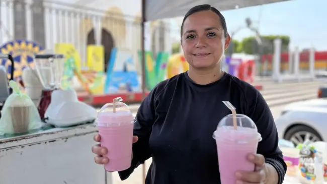 Paola Sherem Mazo esl la mujer que vende jugos y sandwiches en las afueras de la Parroquia de San Francisco de Asís en Navolato.