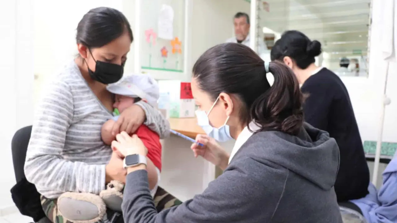Durante la visita de los médicos, las familias recibieron la atención necesaria para mejorar su salud.