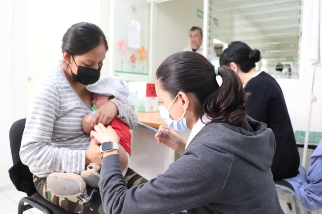 Durante la visita de los médicos, las familias recibieron la atención necesaria para mejorar su salud.