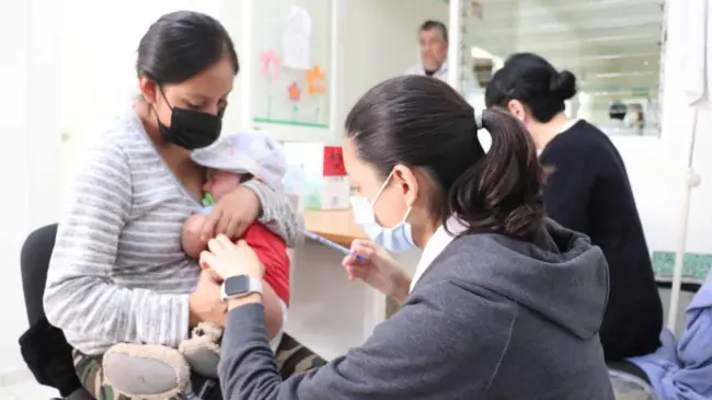 Durante la visita de los médicos, las familias recibieron la atención necesaria para mejorar su salud.