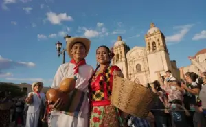 ¿Cuáles son los trajes típicos de hombres y mujeres en Oaxaca?