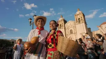 ¿Cuáles son los trajes típicos de hombres y mujeres en Oaxaca?