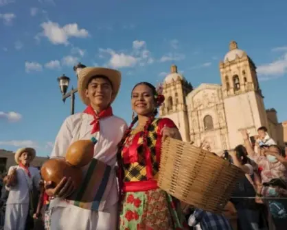 ¿Cuáles son los trajes típicos de hombres y mujeres en Oaxaca?