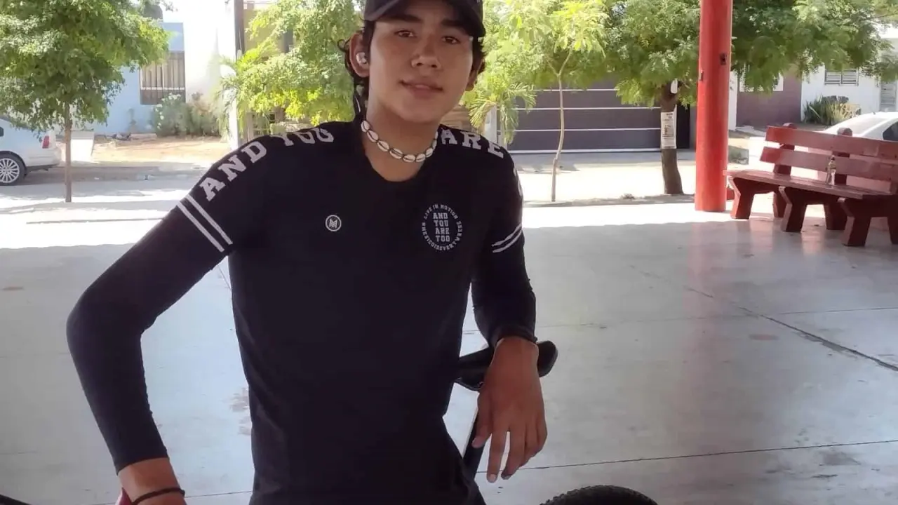 Jesús Javier Lerma es el entrenador de ciclismo más joven de Sinaloa. Enseña a niños pequeños y se prepara para el futuro.