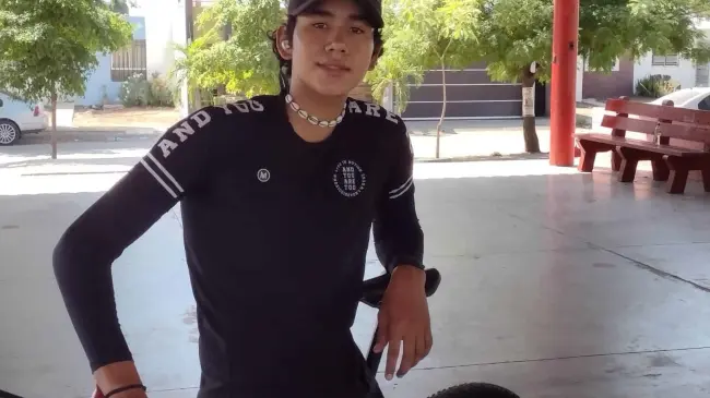 Jesús Javier Lerma es el entrenador de ciclismo más joven de Sinaloa. Enseña a niños pequeños y se prepara para el futuro.