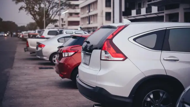 Hay diversos requisitos para regularizar los autos chocolate en México. Foto: Freepik