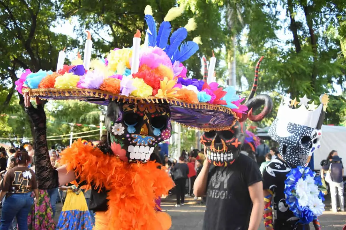 Las calles se llenan de vida y de colores en el Día de Muertos en Sinaloa. Foto: Tus Buenas Noticias