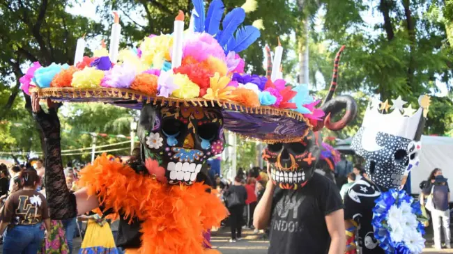 Las calles se llenan de vida y de colores en el Día de Muertos en Sinaloa. Foto: Tus Buenas Noticias