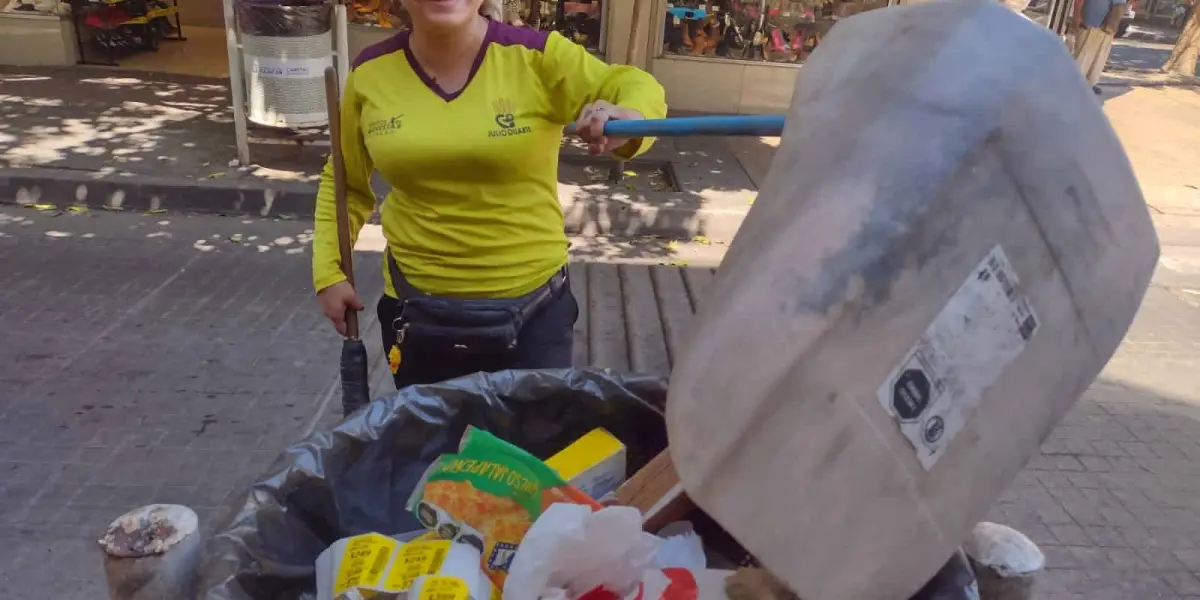 Con muy buena actitud, Leslie Jacqueline llega diariamente a barrer las instalaciones de Mercado Garmendia en el Centro de Culiacán.