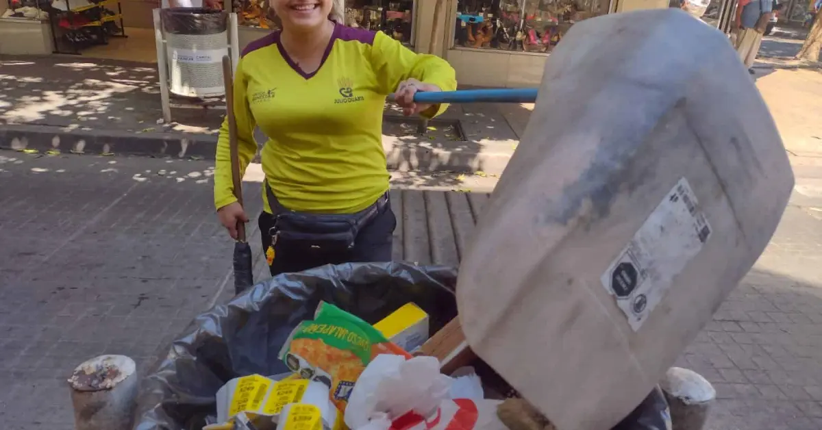 Leslie Jacqueline barre su camino hacia un mejor futuro. Diario limpia el Mercado Garmendia en Culiacán