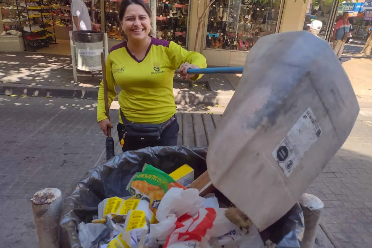 Con muy buena actitud, Leslie Jacqueline llega diariamente a barrer las instalaciones de Mercado Garmendia en el Centro de Culiacán.