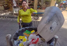 Leslie Jacqueline barre su camino hacia un mejor futuro. Diario limpia el Mercado Garmendia en Culiacán