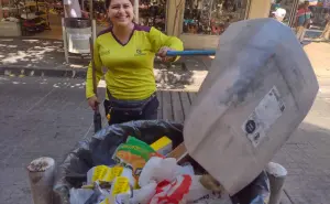 Leslie Jacqueline barre su camino hacia un mejor futuro. Diario limpia el Mercado Garmendia en Culiacán