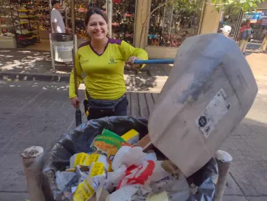 Leslie Jacqueline barre su camino hacia un mejor futuro. Diario limpia el Mercado Garmendia en Culiacán