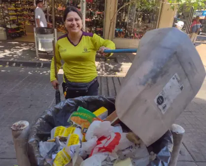 Leslie Jacqueline barre su camino hacia un mejor futuro. Diario limpia el Mercado Garmendia en Culiacán