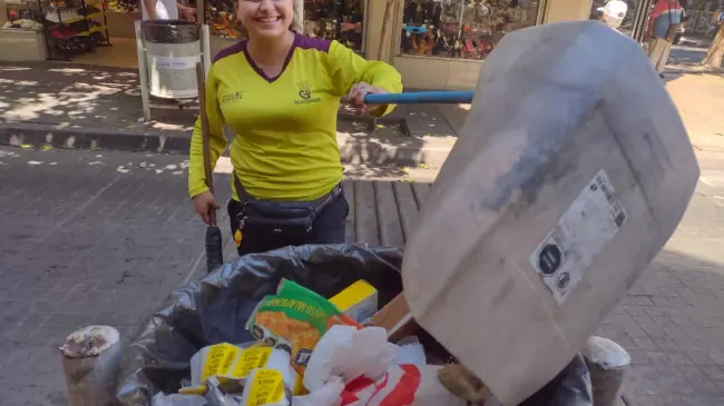 Con muy buena actitud, Leslie Jacqueline llega diariamente a barrer las instalaciones de Mercado Garmendia en el Centro de Culiacán.