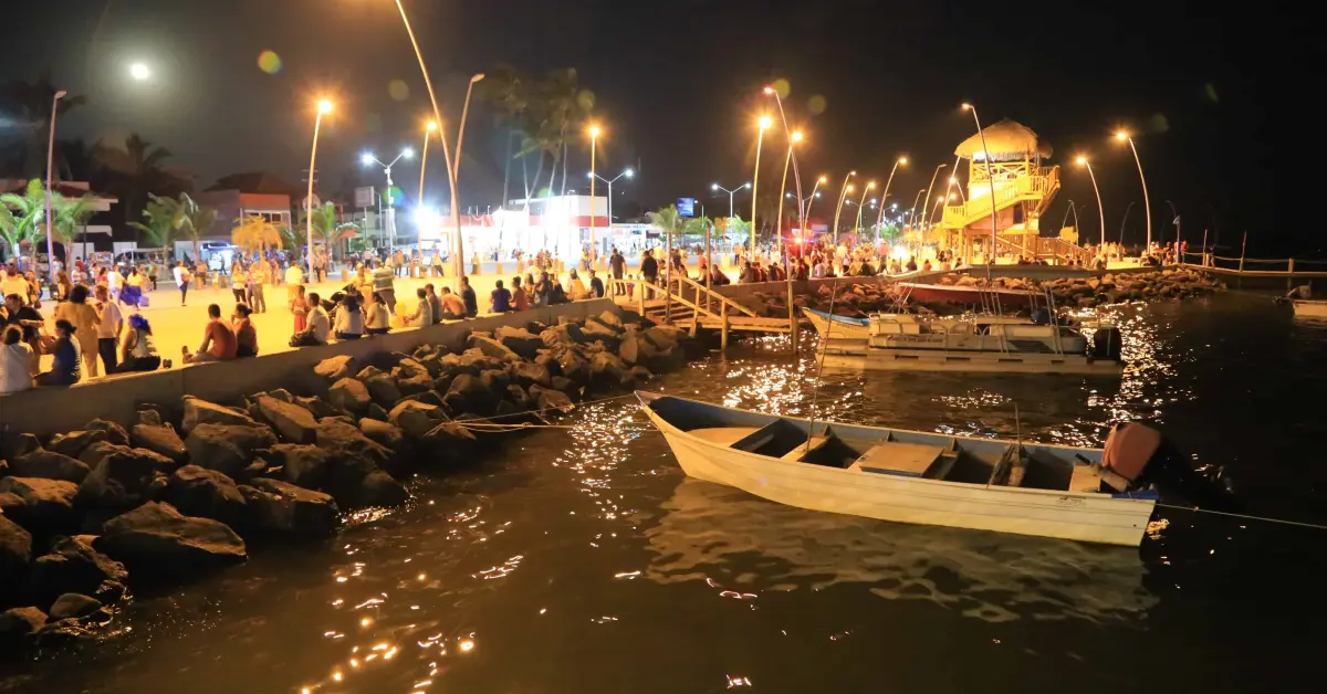 Con la reparación de luminarias, ahora el Malecón de Altata está más iluminado