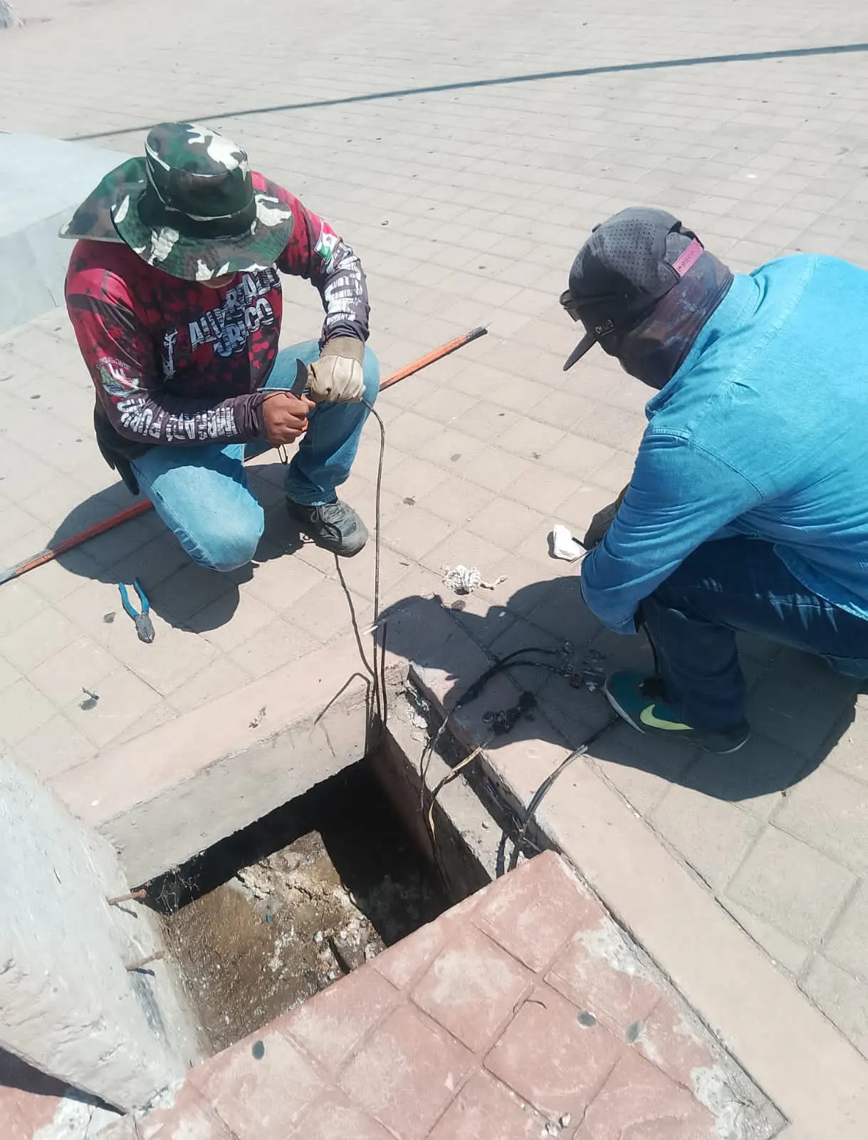 Los trabajadores del municipio realizaron las obras de reparación de las luminarias en el Malecón de Altata. 