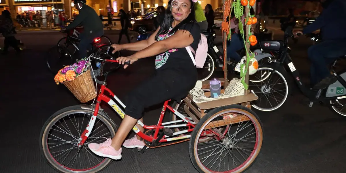 Paseo nocturno en bicicleta por el Día de Muertos en CDMX ; cuándo y lugares a recorrer.