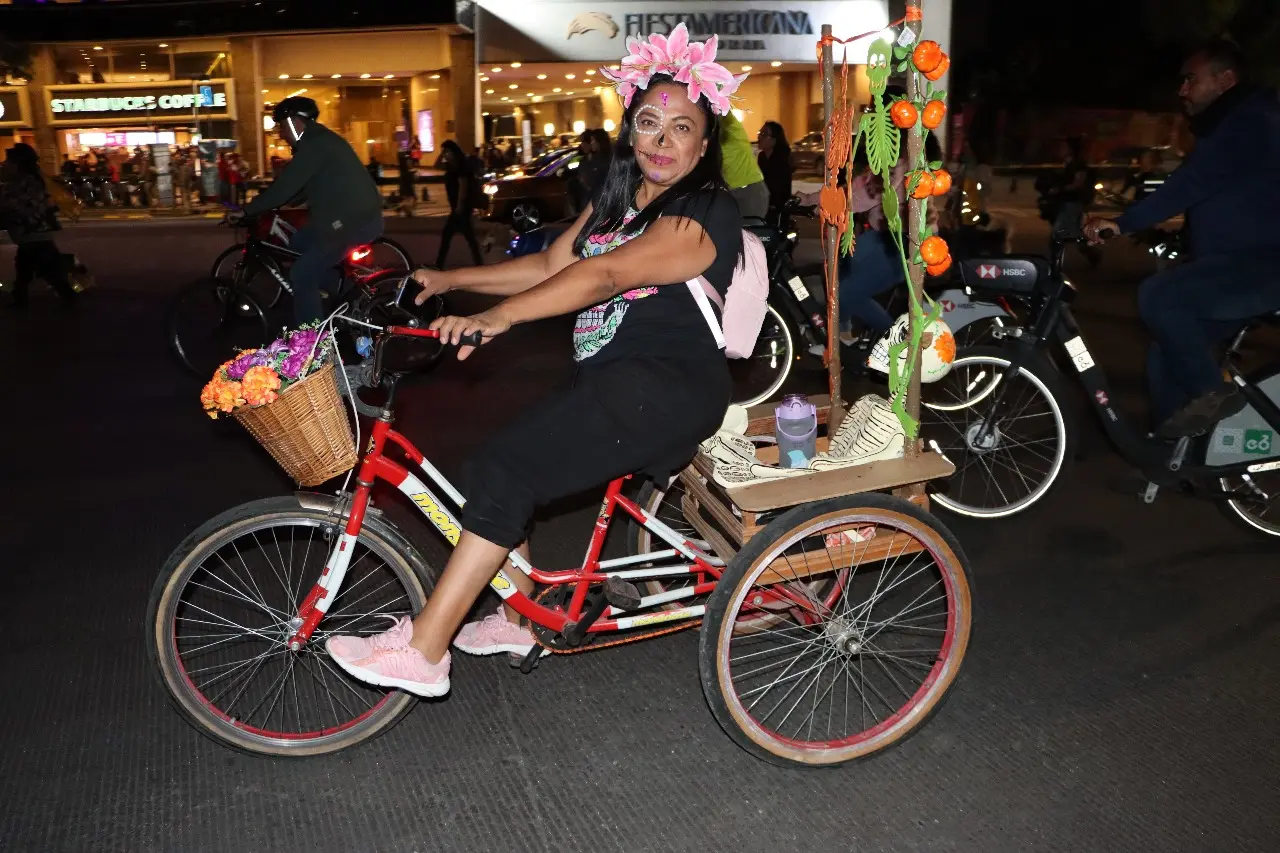 Paseo nocturno en bicicleta por el Día de Muertos en CDMX ; cuándo y lugares a recorrer.