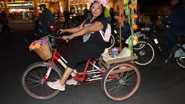Paseo nocturno en bicicleta por el Día de Muertos en CDMX ; cuándo y lugares a recorrer.