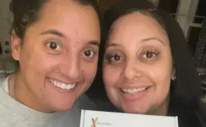 Las mejores amigas que descubrieron que son hermanas,  ahora se enteran de que tienen un hermano