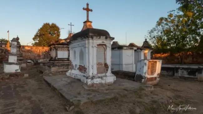 Así luce por dentro el emblemático Panteón Español de El Rosario. Foto: Miguel Ángel Victoria / Sinaloa 360