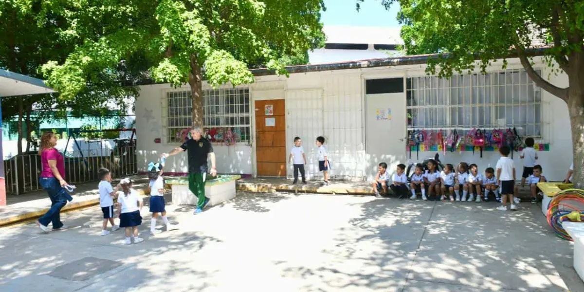 Músicos tocan afuera de kínder para animar a los niños en Culiacán. Foto: Captura de pantalla